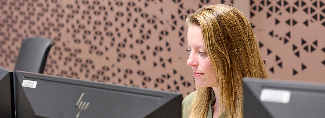 Eveline achter een computer
